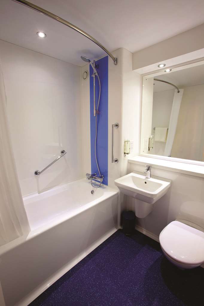 Travelodge Birmingham Oldbury Олдбъри Стая снимка